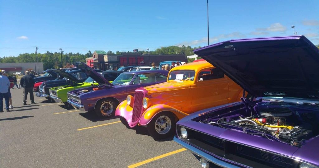 Look at all these awesome vintage cars